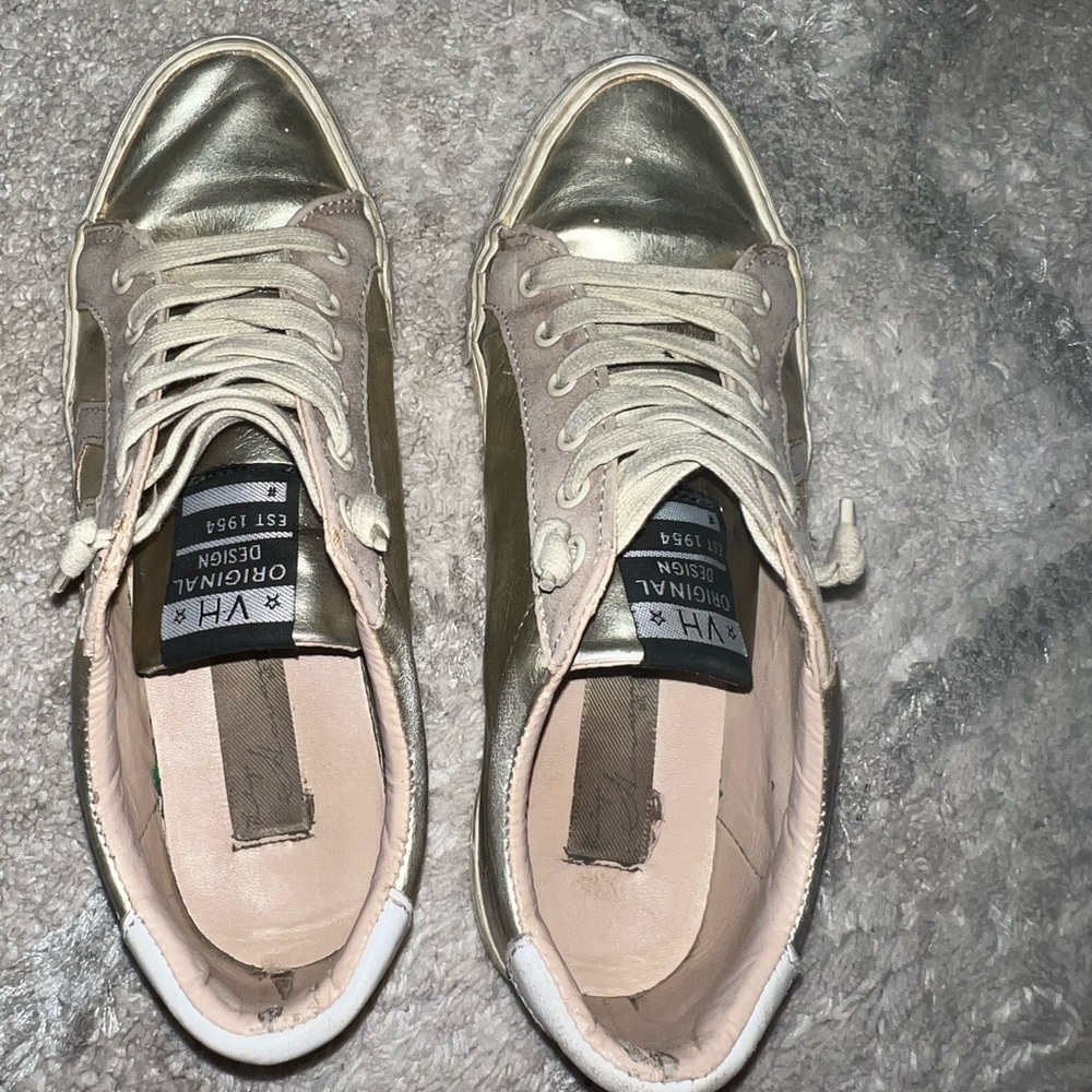 Women’s tennis shoes